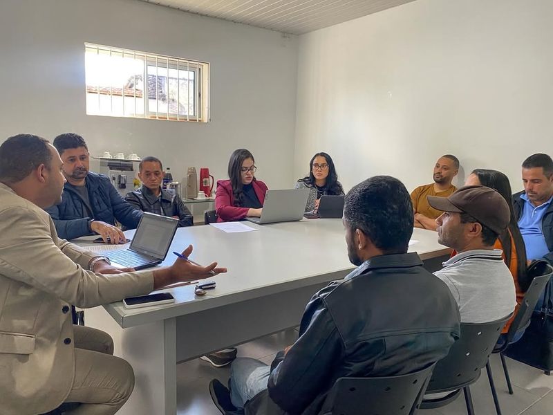Reunião discute melhorias no transporte escolar em Barra do Choça