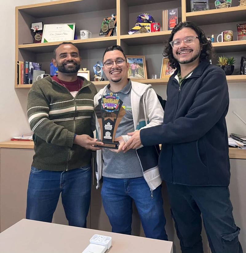 Quadrilha Senhor do Bonfim recebe troféu do 4º lugar em festival