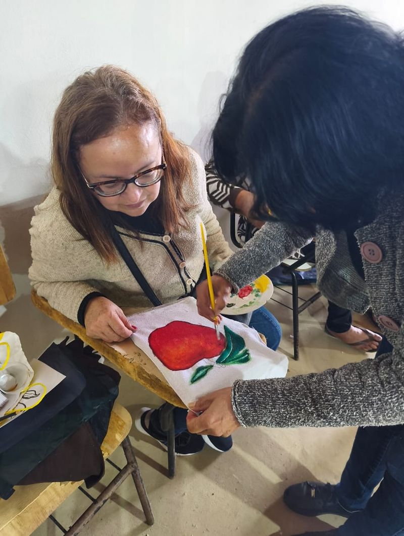 Curso de pintura em tecido na região da Pátria Livre