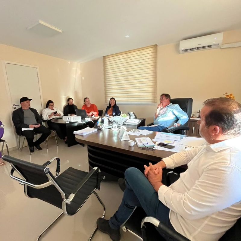 Reunião de planejamento para novas metas para melhorar a qualidade do ensino
